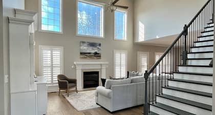 Spacious 4-bedroom house in Walking Distance to Restaurants