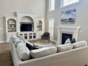 Smart TV y chimenea 