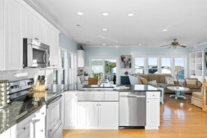 Køleskab, mikrobølgeovn, ovn, kogeplade