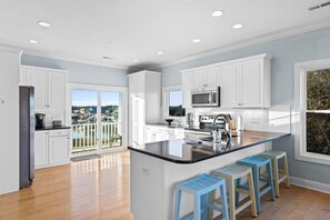 Kjøleskap, mikrobølgeovn, ovn og kokeplater