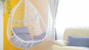 Cribs/infant beds