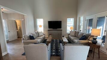 Smart-TV, Kamin, Bücher