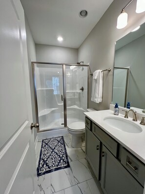 Ducha, secador de pelo, toallas y jabón