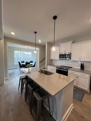 Een koelkast, een microgolfoven, een oven, een kookplaat