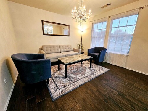 Spacious 5BR villa with backyard Oasis, Pool, Air hockey and high speed WiFi