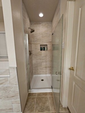 Shower, hair dryer, bidet, towels - Spacious 5BR villa with backyard Oasis, Pool, Air hockey and high speed WiFi (Corinth)
