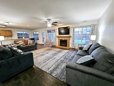 Spacious 5BR villa with backyard Oasis, Pool, Air hockey and high speed WiFi