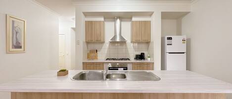 Réfrigérateur, micro-ondes, plaque de cuisson, lave-vaisselle