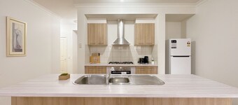 Comfy home/Airport/Shopping/Playground Nearby/Evaporative Cooler