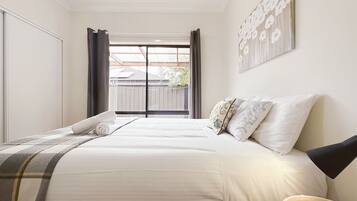 3 bedrooms, desk, iron/ironing board, WiFi