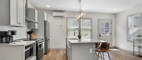 Microondas, horno, parrilla de estufa y lavavajillas