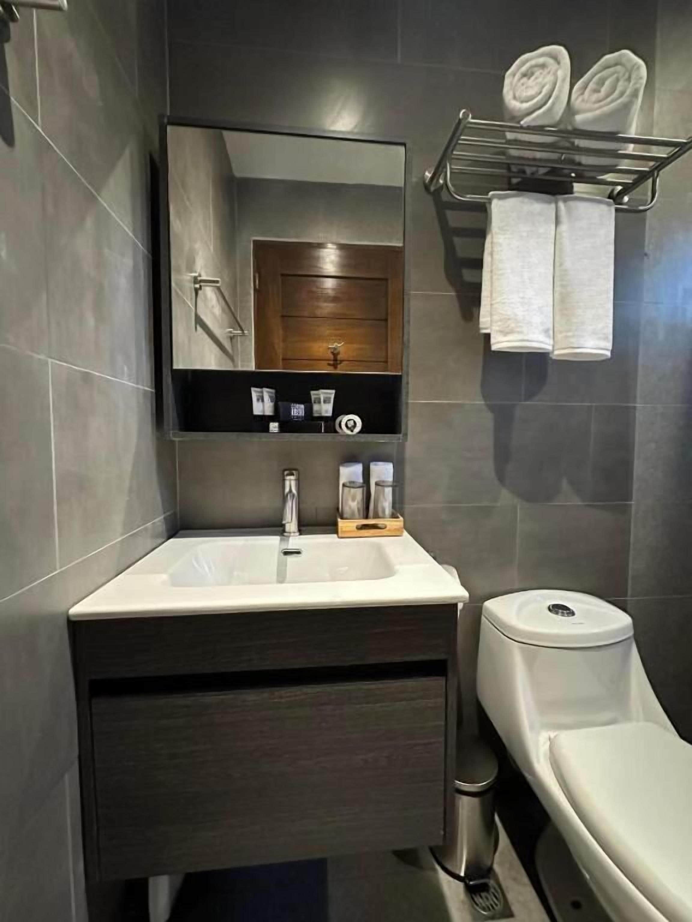 Ducha, artículos de tocador gratuitos, bidet, toallas