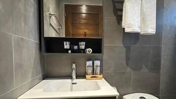 Ducha, artículos de tocador gratuitos, bidet, toallas
