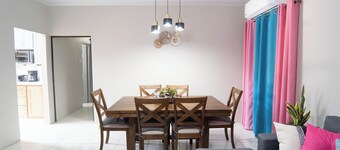 Comfortable 3-bedroom house AC TV in rooms WiFi laundry fully equipped kitchen