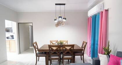 Comfortable 3-bedroom house AC TV in rooms WiFi laundry fully equipped kitchen