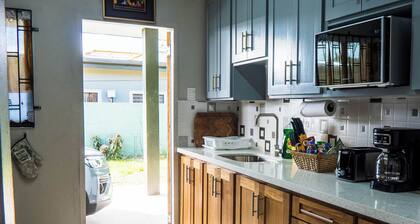 Comfortable 3-bedroom house AC TV in rooms WiFi laundry fully equipped kitchen