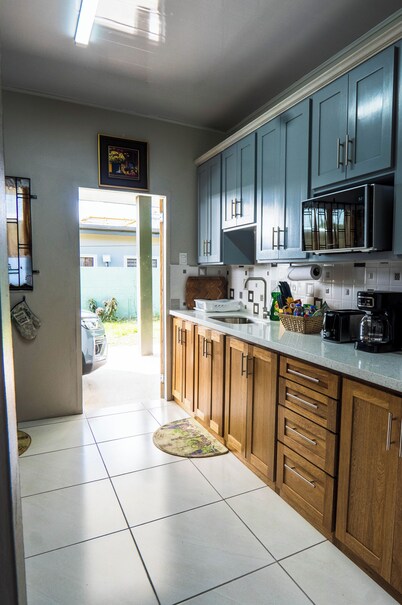 Comfortable 3-bedroom house AC TV in rooms WiFi laundry fully equipped kitchen