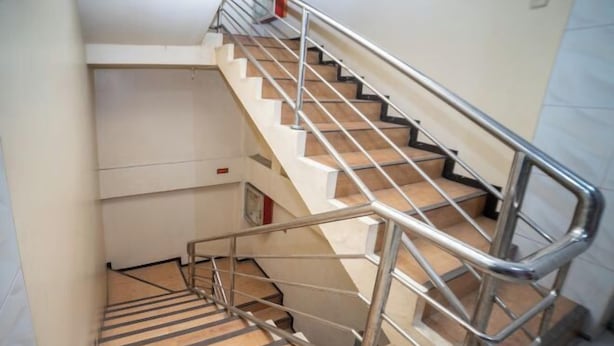 Un escalier avec des rampes en métal et des marches en bois.