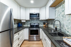 Kylskåp, mikrovågsugn, ugn och spishäll