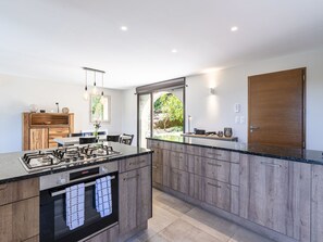 Kjøleskap, mikrobølgeovn, ovn og oppvaskmaskin