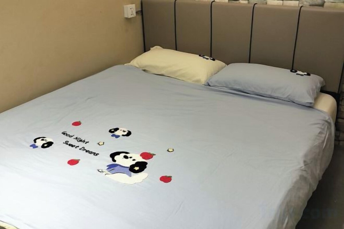 Gebar bulu kapas, meja, cadar katil 
