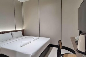 A hotel room with a bed, a desk, and a chair. - Urban Inn, Serai Wangi (Padang Serai)
