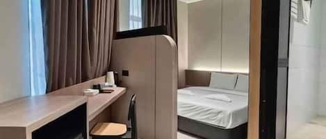 Una habitación de hotel moderna con escritorio, silla y cama.