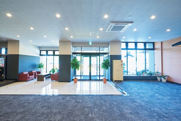 A spacious lobby with a reception desk, seating area, and large windows. - Hamanako Kanzanji Onsen Arashi no Yakata (Hamamatsu)