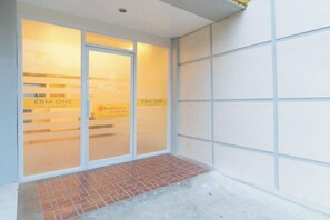 Interior - RedDoorz @ EBM One Building (Pavia)