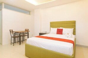 Room - RedDoorz @ EBM One Building (Pavia)