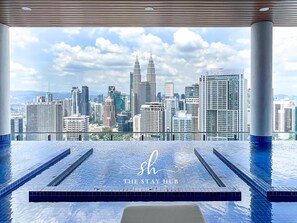 Outdoor pool - The Colony Luxe KLCC View Sky Pool (Kuala Lumpur)