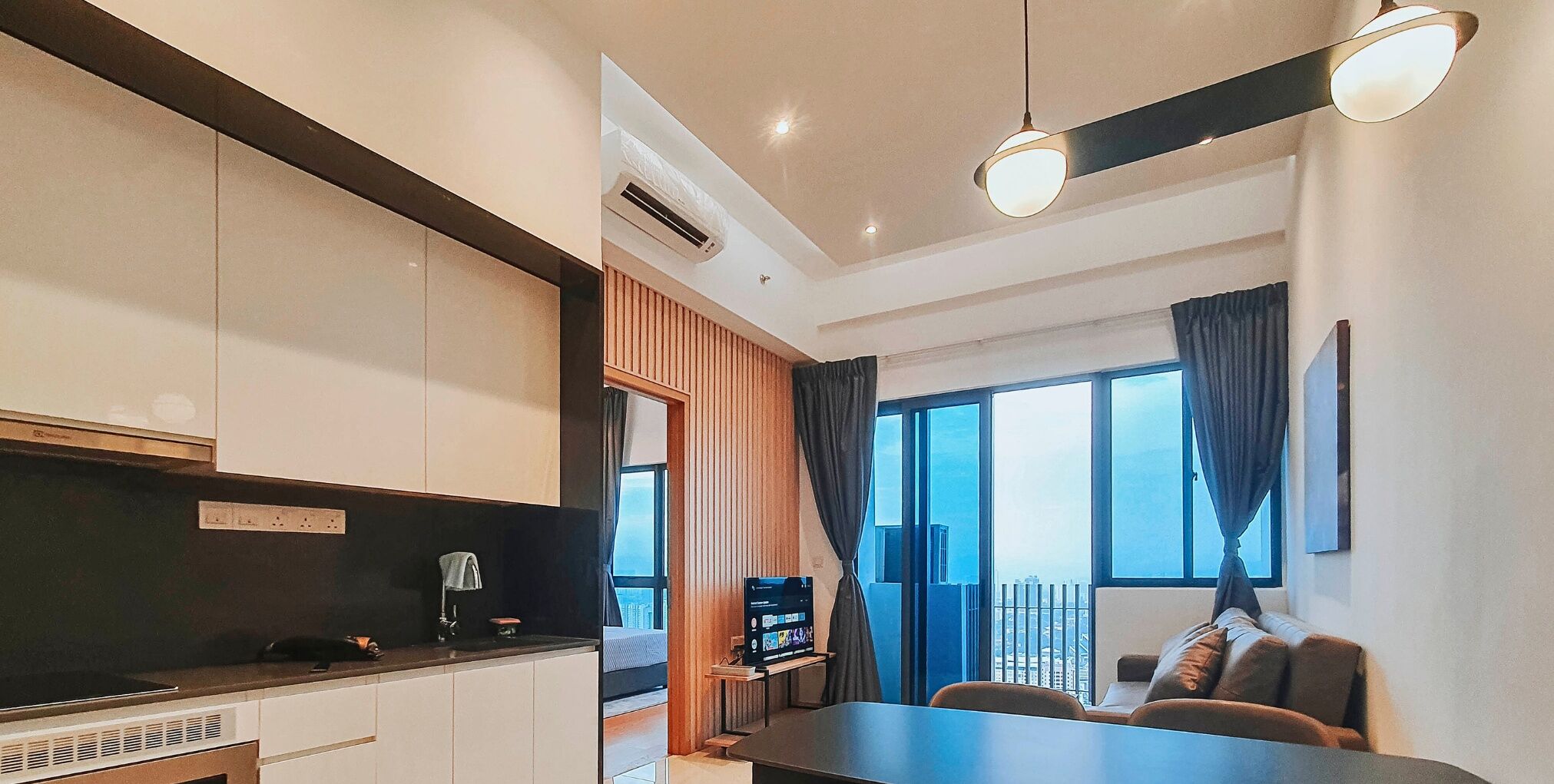 Standard Suite, 1 Bedroom, Non Smoking, Balcony | Ruang tamu | 32 inci televisyen LED dengan digital 