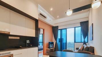 Standard Suite, 1 Bedroom, Non Smoking, Balcony | Ruang tamu | 32 inci televisyen LED dengan digital