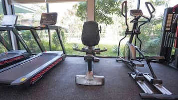 Un gimnàs amb cintes de córrer, una bicicleta estatica i una màquina d'a rem.