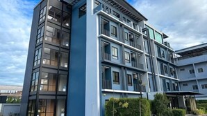 En flere-etagers bygning med moderne arkitektur, med altaner og store vinduer.