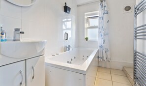 Hair dryer, towels - Large House|FREE Parking|Wood Fire|4 Beds|7 Guest (Bristol)