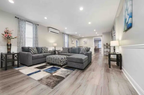 Smart TV, books - City Escape Location! 4 Bed Mt Washington/ AC and WiFi (Pittsburgh)