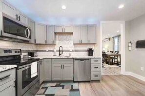 Fridge, microwave, oven, stovetop - City Escape Location! 4 Bed Mt Washington/ AC and WiFi (Pittsburgh)