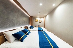 Een hotelkamer met een groot bed, een hoofdbord en een ronde decoratie aan de muur.