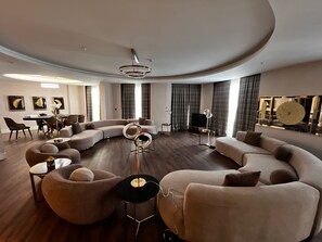 Σουίτα, 1 King Κρεβάτι, Μη Καπνιστών | Κλινοσκεπάσματα υψηλής ποιότητας, μίνι μπαρ, χρηματοκιβώτιο στο δωμάτιο 