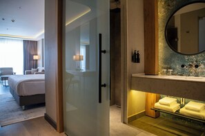 Superior Room, 1 King Bed, Non Smoking | Premium bedding, minibar, in-room safe, iron/ironing board - Azura World Hotel (Gaziantep)