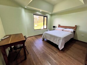 3 bedrooms, desk, iron/ironing board, free WiFi