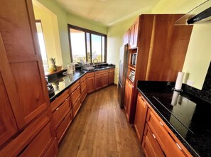 Kühlschrank, Mikrowelle, Herdplatte, Wasserkocher mit Kaffee-/Teezubehör