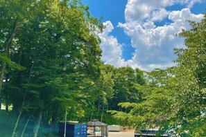 A serene outdoor area with trees and a gazebo. - Bulls Camp -Guesthouse with pets at the foot of World Heritage Mt.Fuji- (Narusawa)