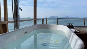 A bathtub with a view of the sea and mountains. - Sisipan Island Water Resort (Semporna)