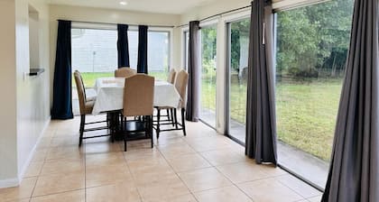 Charming 3 bedroom & 2 Bathroom house with AC & WiFi in delightful Port St Lucie