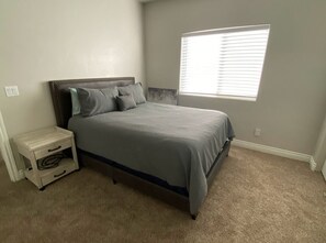 4 habitaciones, tabla de planchar con plancha, wifi y ropa de cama 