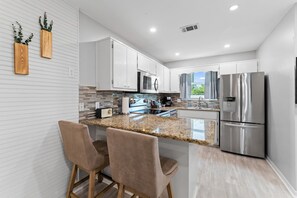 Micro-ondes, four, plaque de cuisson, lave-vaisselle