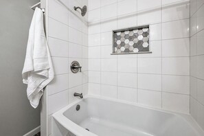 Haartrockner, Handtücher, Seife, Shampoo