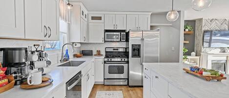 Refrigerador, microondas, horno, placa de cocina
